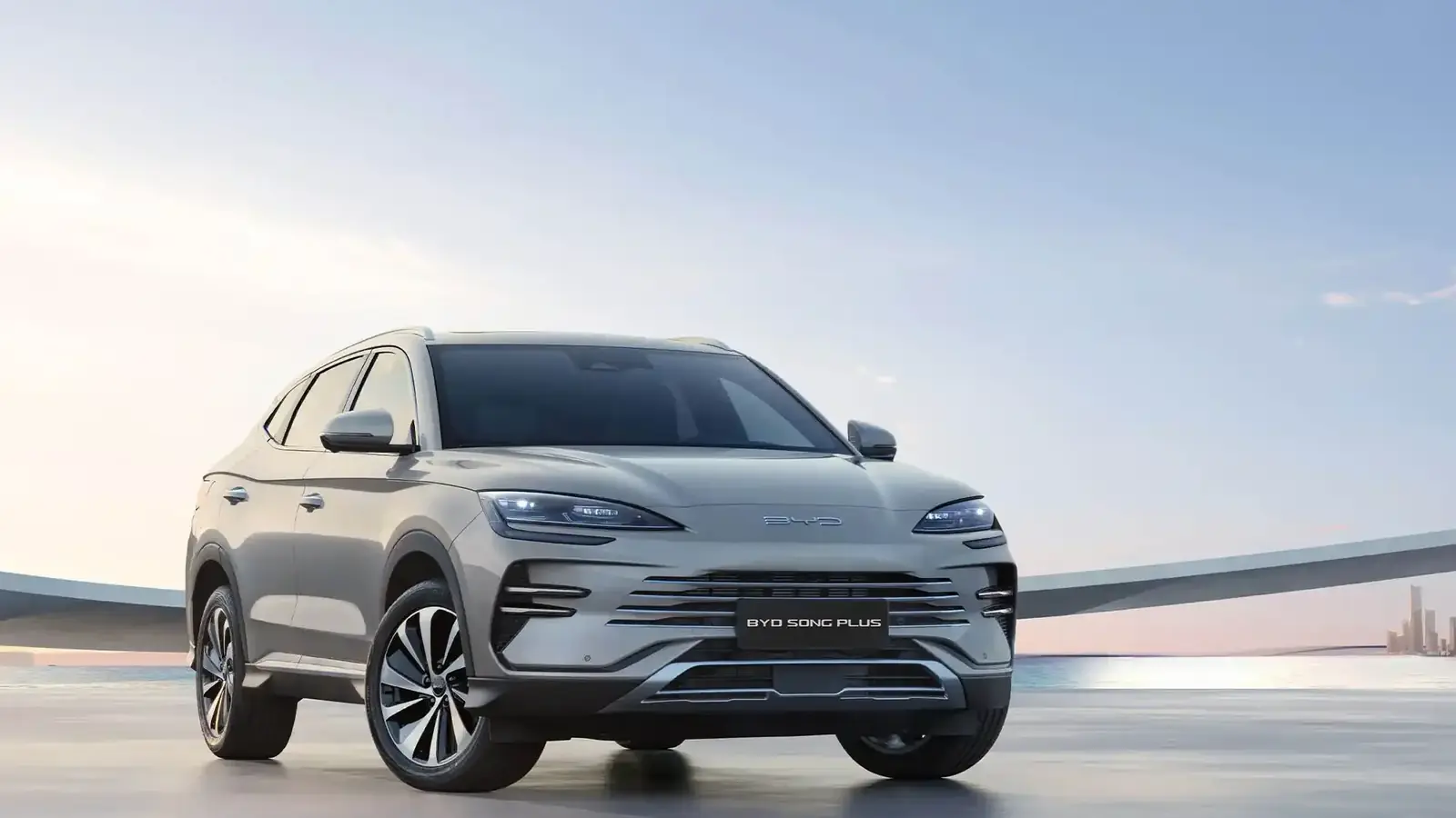 BYD Song Plus na cor Smoke Grey, visto de frente